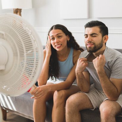 Ohne FluxoFan: die Hitze vor einem alten Ventilator ertragen
